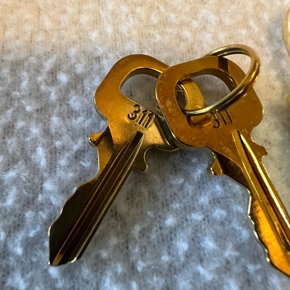 **New** Louis Vuitton Lockset #311 with 2 keys and Dustbag - Picture 12 of 12